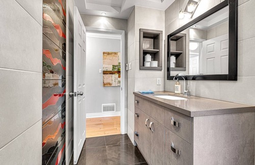 Erin Mills Casa | Beautiful clean single detached home, 3brm with king bed and 4pc ensuite,