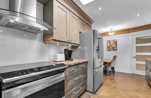 Erin Mills Casa | Beautiful clean single detached home, 3brm with king bed and 4pc ensuite,