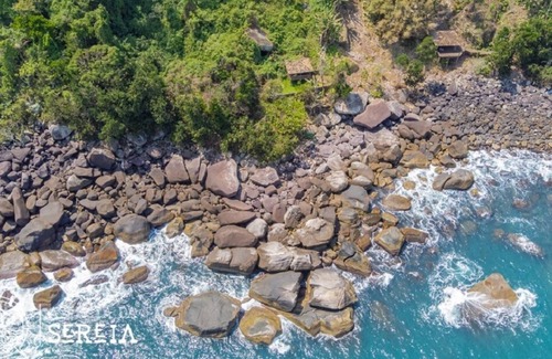 Praia de Borrifos Casa | Beautiful coastline overlooking Alcatrazes Island
