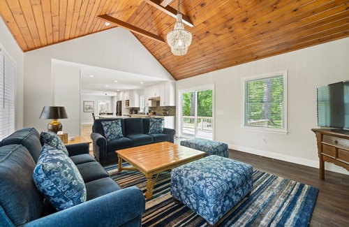 Saunderstown Casa | Beautiful Colonial Home in Saunderstown, RI
