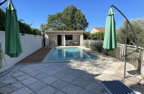 Clarensac Villa | Hermosa villa confortable con piscina y sauna, ideal para familiares o amigos.