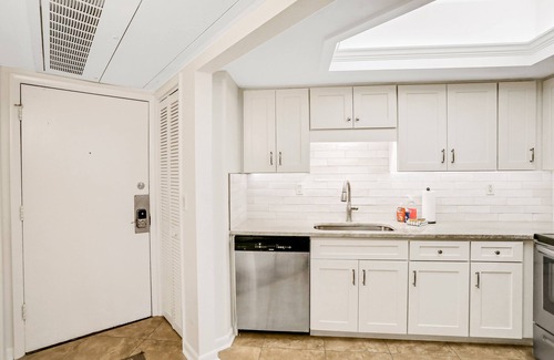 American Beach Condominio | Beautiful Condo with Gorgeous Ocean Views from Balcony + Shared Pool & Free WiFi
