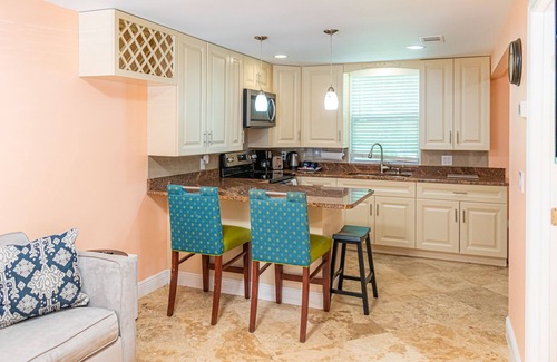 Indian Shores Condominio | Beautiful condo across the street from the beach. Pet/kids friendly