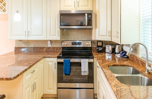 Indian Shores Condominio | Beautiful condo across the street from the beach. Pet/kids friendly