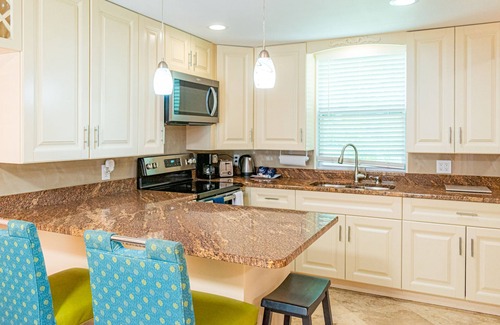 Indian Shores Condominio | Beautiful condo across the street from the beach. Pet/kids friendly