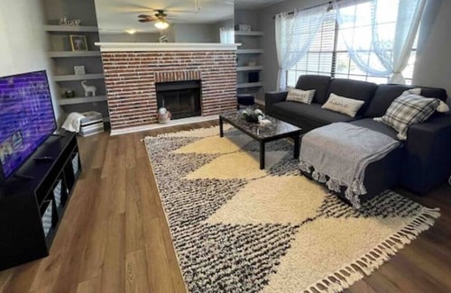 Alachua Condominio | Beautiful condo in gated golf community with balcony water view!