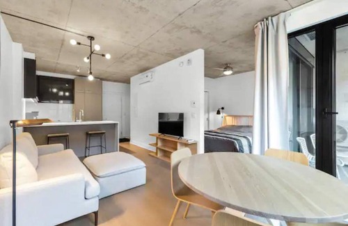 Cite Multimedia Apartamento | Beautiful Condo in Griffintown