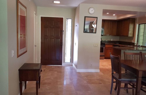 Santa Ana Heights Condominio | Beautiful condo on a golf course