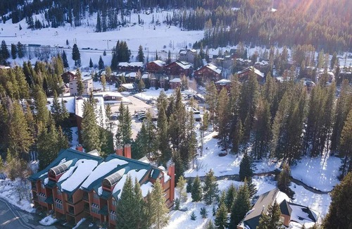 Old Town Casa | Beautiful Condo - Riverfront-Slopeside-Walk to Resort-On Bus Route