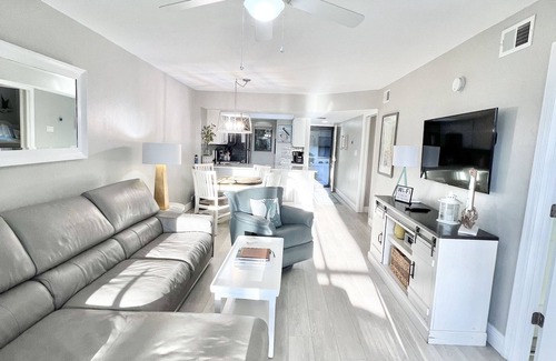 Bonita Bay Condominio | Condominio actualizado con acceso privado al parque frente al mar. Paraguas / sillas ya instalados