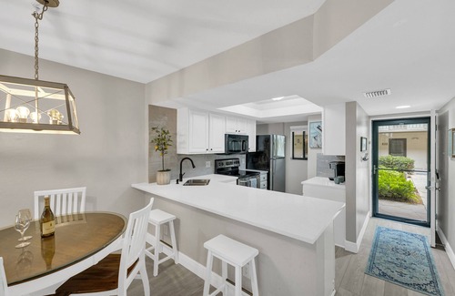 Bonita Bay Condominio | Condominio actualizado con acceso privado al parque frente al mar. Paraguas / sillas ya instalados