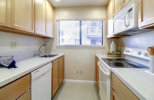 Pleasant Hill Condominio | Beautiful condo w/fireplace in the heart of downtown Pleasant Hill