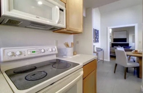Pleasant Hill Condominio | Beautiful condo w/fireplace in the heart of downtown Pleasant Hill