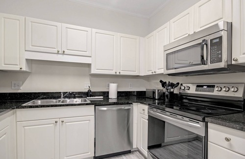 Vaught Condominio | Beautiful condo with pool. 5 minute drive to beach. Sleeps 8. Pet friendly