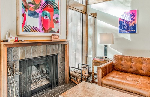 Lakeshore Condominio | Beautiful Condo with Shared Pool, Hot Tub, & Free WiFi