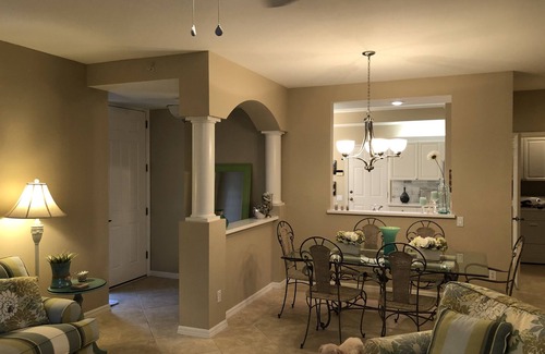 Pelican Bay Condominio | Hermoso condominio contemporáneo y recientemente redecorado en el primer piso en el prestigioso Pelican Bay. Este condominio cuenta con todas las comodidades y se encuentra a pocos pasos del Centro Comunitario Pelican Bay y de numerosas tiendas y res...