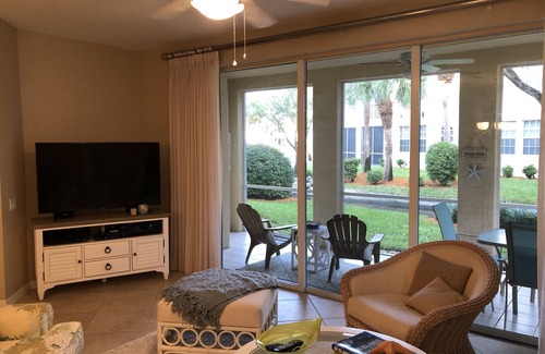 Pelican Bay Condominio | Hermoso condominio contemporáneo y recientemente redecorado en el primer piso en el prestigioso Pelican Bay. Este condominio cuenta con todas las comodidades y se encuentra a pocos pasos del Centro Comunitario Pelican Bay y de numerosas tiendas y res...