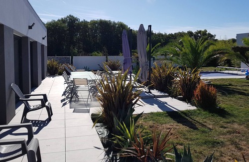 Medis Casa | Hermosa villa contemporánea con piscina climatizada.