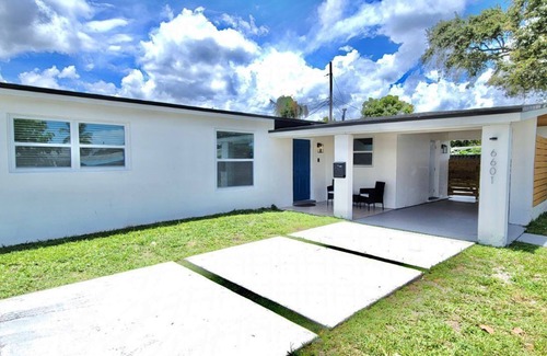 West Hollywood Casa | Beautiful Corner Home 3BRs with Pool and Hot Tub
