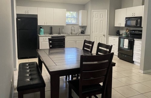 Florida Ridge Casa | Beautiful Corner House, 10 minutes from the beaches!