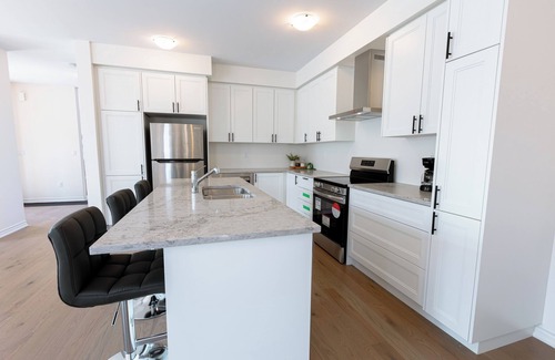 Whitby Casa | Beautiful Corner Unit Town in Whitby W/Parking - Bright Spacious Open Layout