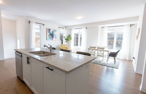 Whitby Casa | Beautiful Corner Unit Town in Whitby W/Parking - Bright Spacious Open Layout
