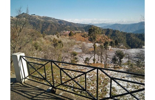 Kaul Cabaña | Hermosa casa de campo en el regazo de la naturaleza. Hermosa vista de los picos del Himalaya cargados de nieve.