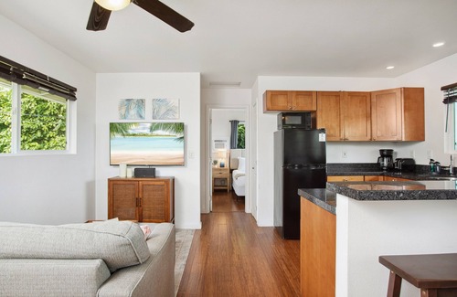 Hana Cabaña | Cottage bellamente actualizado en el corazón de la ciudad de Hana, capacidad para 2 personas con 1 cama / 1ba