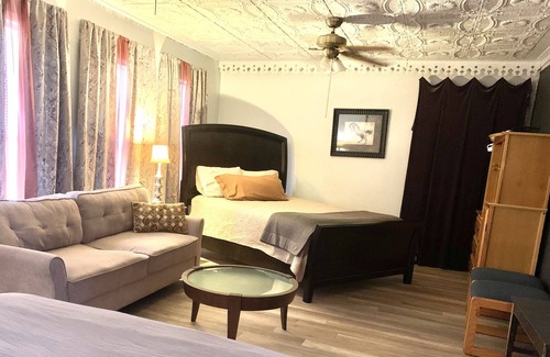 Springfield Cabaña | Beautiful Cottage..near Bass Pro\Mercy... Sleeps up to 10 with 4 queen beds