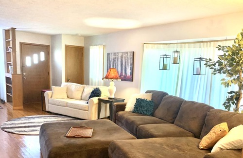Springfield Cabaña | Beautiful Cottage..near Bass Pro\Mercy... Sleeps up to 10 with 4 queen beds