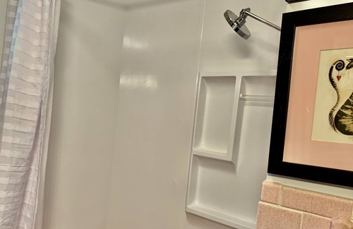 Springfield Cabaña | Beautiful Cottage..near Bass Pro\Mercy... Sleeps up to 10 with 4 queen beds