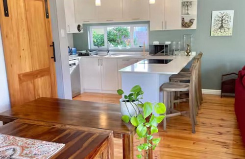 Port Elizabeth Cabaña | Beautiful cottage nestled in a stunning garden