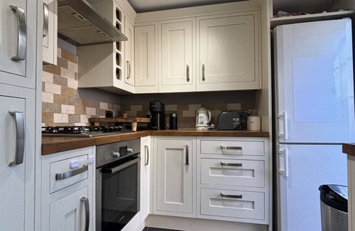 Coombe Hill Cabaña | Beautiful cottage overlooking Richmond park. Easy reach to central london
