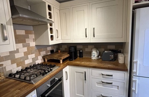 Coombe Hill Cabaña | Beautiful cottage overlooking Richmond park. Easy reach to central london