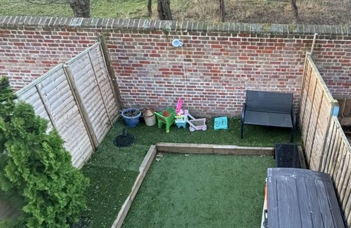 Coombe Hill Cabaña | Beautiful cottage overlooking Richmond park. Easy reach to central london