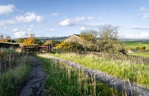 Lumbutts Casa | Beautiful Cottage, stunning views, Hot Tub, Sleeps 10!