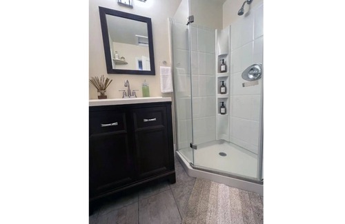 Fairview Cabaña | Beautiful Cottage in Hyde Park!