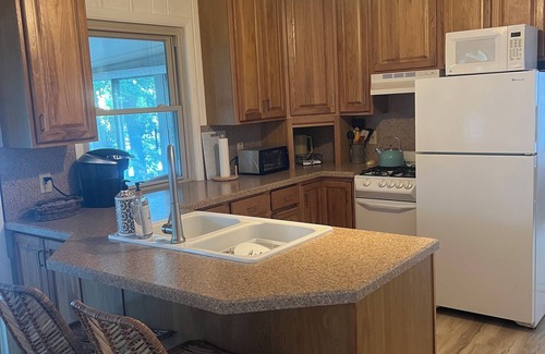 Three Rivers Cabaña | Beautiful cottage on the lake 2 bedroom, 1 bath, sleeps 7-8