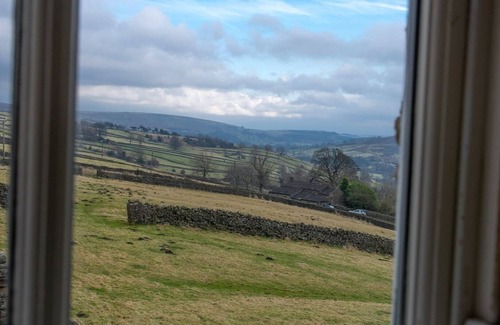 Low Row Casa | Beautiful cottage with breathtaking views! Sleeps 3 & 1 dog, w/ WiFi & pub nearby!