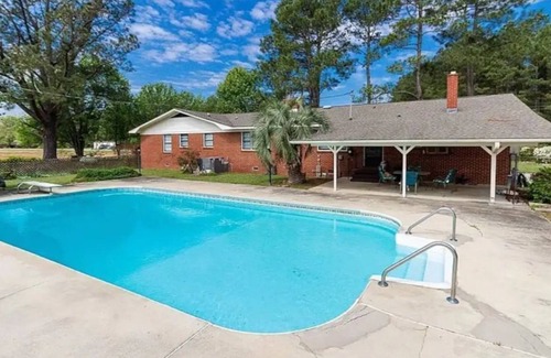Lumberton Casa | Beautiful country house, huge pool, sapcious living room with privacy doors.