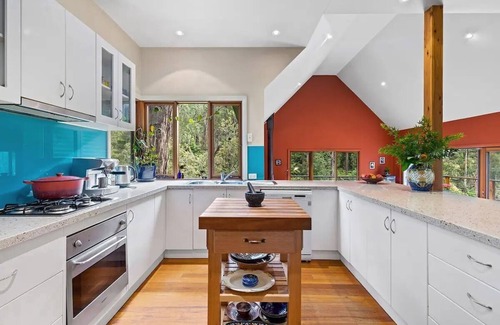 Emerald Casa | Beautiful country property in native bush less than an hour from Melbourne.