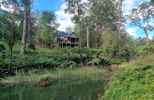 Emerald Casa | Beautiful country property in native bush less than an hour from Melbourne.