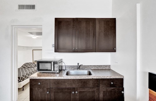 Hallandale Beach Apartamento | Beautiful Cozy 1br Apartment Walk From the Ocean!