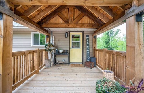 Madawaska Valley Cabaña | Beautiful Cozy 3 Bedroom Cottage on the Lake