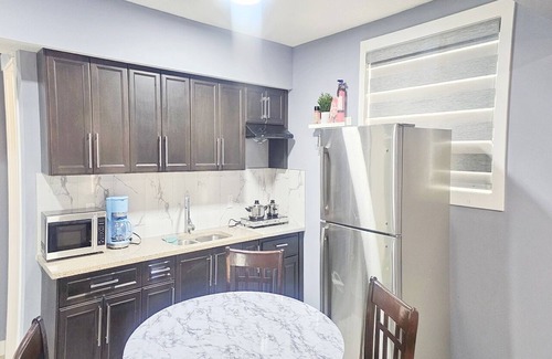 Airdrie Apartamento | Beautiful, cozy and comfy suite.