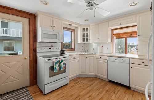 Bonnet Shores Casa | Beautiful Cozy Beach Cottage right across the street from Kelly Beach