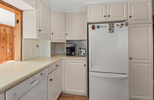 Bonnet Shores Casa | Beautiful Cozy Beach Cottage right across the street from Kelly Beach