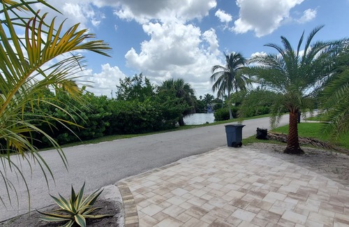 Bokeelia Casa | Beautiful, cozy, clean & fresh house on a canal with private ramp, spce to moore