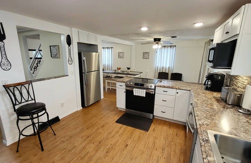 Sheffield Lake Casa | Beautiful, Cozy, Private Home near the Lake