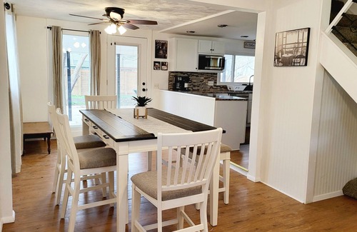Sheffield Lake Casa | Beautiful, Cozy, Private Home near the Lake